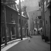 Quebec City, P.Q., Clothes hanging out to dry. 1930 Clifford M. Johnston / Bibliothèque et Archives Canada / PA-056388 Rue du Cul de Sac
