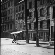 Rue St. Pierre, Quebec City, P.Q. 1937 Clifford M. Johnston / Bibliothèque et Archives Canada / PA-056556 On aperçoit la taverne G. H. Roy et l'hôtel Blais.