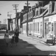 Houses near Wolfe's Cove, Quebec City, P.Q. 1932 Clifford M. Johnston / Bibliothèque et Archives Canada / PA-056558. Maisons près de l'Anse au Foulon