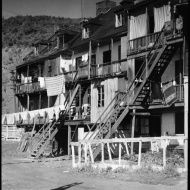 Près de l'Anse au Foulon - In Quebec near Wolfe's Cove, P.Q.. [ Clothes hanging out to dry.]. 1933. Clifford M. Johnston / Bibliothèque et Archives Canada / PA-056663