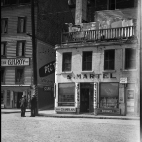 "The Corner Pub" - Clothes hangin out to dry. 1933, C.M. Johnston / Bibliothèque et Archives Canada / PA- Epicerie de Severin Martel coin Laplace 2-6 et Thibaudeau. Taverne G. H. Roy